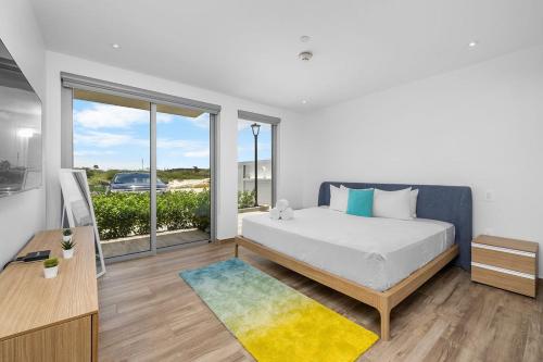 NEW 1B1BA Spacious Condo w/Pool, GYM @ Palm Beach! in Noord