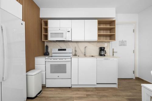 NEW 1B1BA Spacious Condo w/Pool, GYM @ Palm Beach! in Noord