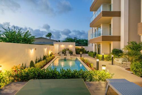 NEW 1B1BA Spacious Condo w/Pool, GYM @ Palm Beach! in Noord