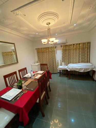 Luxury Villa AC Ensuite Room 5 in ลิมบ์