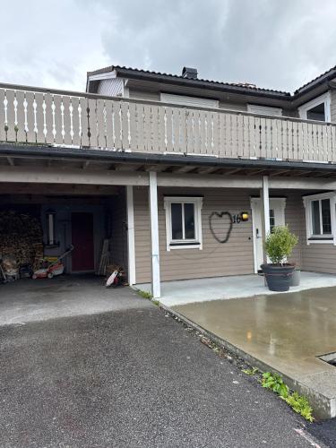 Townhouse with 4 bedrooms near Sørstrand in โฟลโร