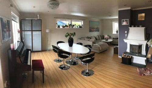 Townhouse with 4 bedrooms near Sørstrand in โฟลโร