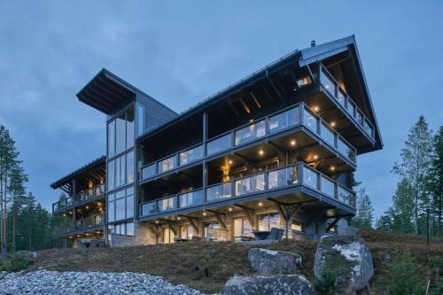 Naava Chalet Penthouse - Kattohuoneisto järvinäköalalla (Naava Chalet Penthouse - Kattohuoneisto jarvinakoalalla) in 艾赫泰里