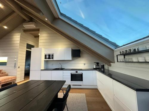 Naava Chalet Penthouse - Kattohuoneisto järvinäköalalla (Naava Chalet Penthouse - Kattohuoneisto jarvinakoalalla) in 艾赫泰里