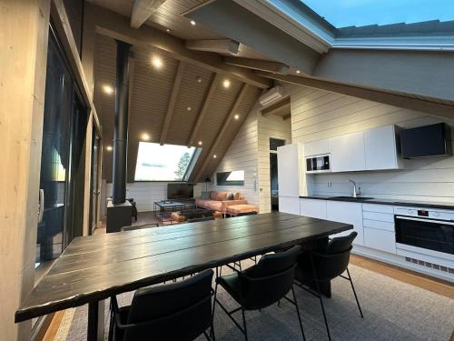 Naava Chalet Penthouse - Kattohuoneisto järvinäköalalla (Naava Chalet Penthouse - Kattohuoneisto jarvinakoalalla) in 艾赫泰里