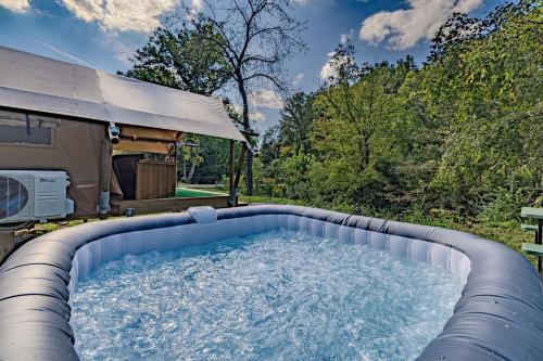 Pezsgőfürdő, Luxury Glamping Near Gatlinburg and Asheville in Parrottsville (TN)