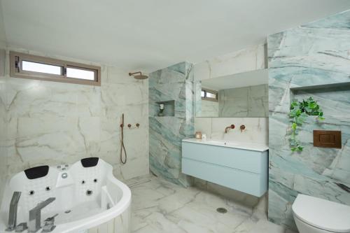 Shower, וילת כוכב לציבור הדתי חרדי מבית "נופש בכנרת" in Tiberias