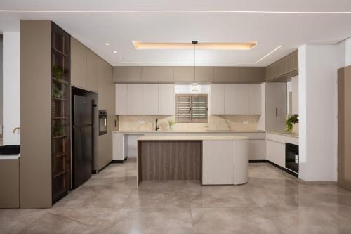 Kitchen, וילת כוכב לציבור הדתי חרדי מבית "נופש בכנרת" in Tiberias
