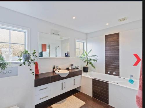 Stylish Family Retreat in Welbourn