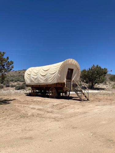 外部景觀, Grand Canyon Covered Wagon for Family-Friendly Glamping in Meadview, Arizona in 米德維尤