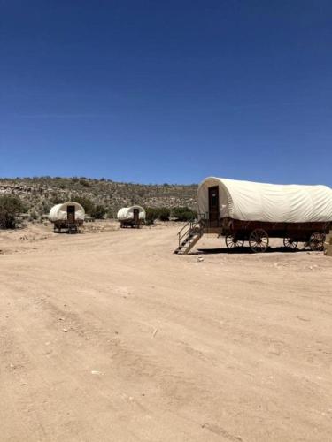 外部景觀, Grand Canyon Covered Wagon for Family-Friendly Glamping in Meadview, Arizona in 米德維尤
