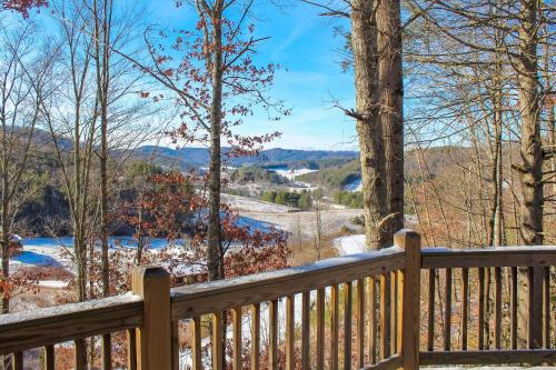 A Bit of Heaven Cabin Less Than 13 Miles from Boone! in Fleetwood, USA