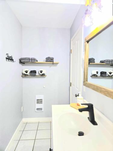 Fürdőszoba, Cozy 2BR SPA Retreat in Shawnigan Lake (BC)