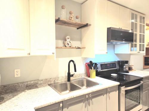 Cozy 2BR SPA Retreat in Shawnigan Lake (BC)