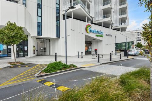 Epsom Apartment Near Cornwall Park by Zodiak Stays - image 4