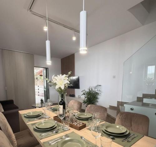 Luxury Beach Villa 2 min Walk to Sea & Airport – khách sạn tại Perivolia