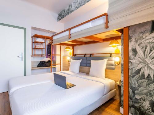 1 double bed, 1 bunk bed