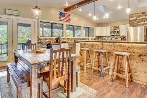 TroutFest Anglers Retreat on White River with Deck in Cotter, USA