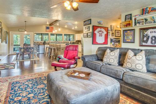 TroutFest Anglers Retreat on White River with Deck in Cotter, USA