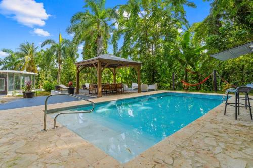 Rainforest Hideaway Villas, Pools and Nature Dive – khách sạn tại Jimenez