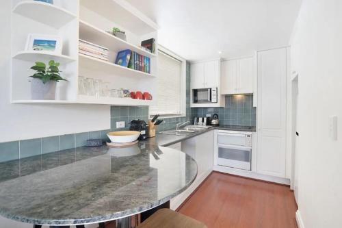 King Size Studio With Water View Walk To The City - image 11