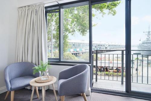 King Size Studio With Water View Walk To The City - image 2