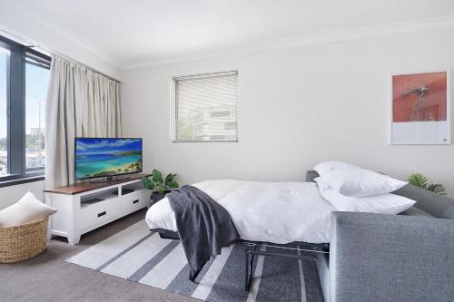King Size Studio With Water View Walk To The City - image 6
