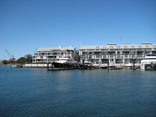 King Size Studio With Water View Walk To The City - image 3