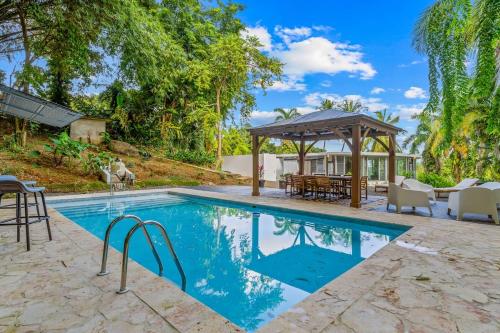 Unique Rainforest Villa, Pool Modern Comforts – khách sạn tại Jimenez