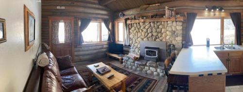 Rocky Mountains Nature Escape: Amazing Log Cabin with a Hot Tub in Darby, MT in 達拜