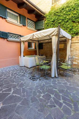 BolognaRoomscom- Isaia Garden Private Garden Spa Bath in Saragozza