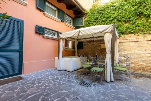 BolognaRoomscom- Isaia Garden Private Garden Spa Bath in Saragozza