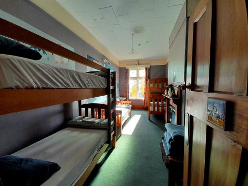 Shared room, mixed dormitory