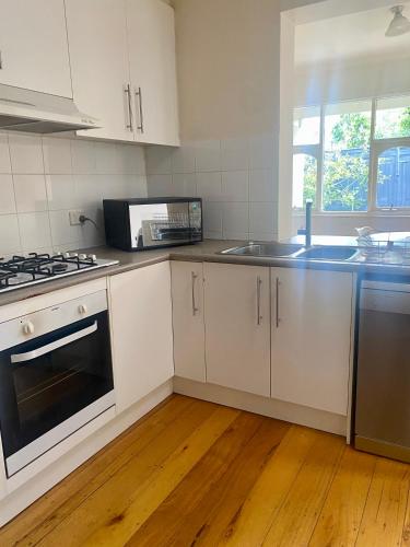 Comfy & Budget-Friendly Home in Balwyn - Quiet & Close to Melbourne CBD in Balwyn