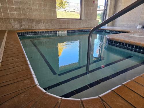Hot tub, Ramada by Wyndham Platte City KCI Airport in Platte City (MO)