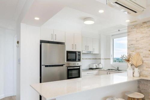 Ocean View Coastal Haven in Burleigh Heads - image 4