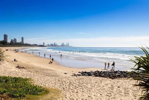 Beachfront Burleigh Getaway! - image 3