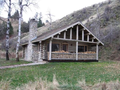 Tampilan eksterior, Relaxing Glamping Vacation: Fantastic Log Cabin with a Hot Tub in Darby, MT in Darby (MT)