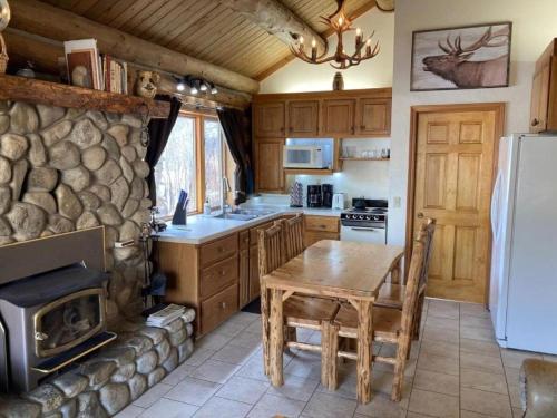 Dapur, Relaxing Glamping Vacation: Fantastic Log Cabin with a Hot Tub in Darby, MT in Darby (MT)