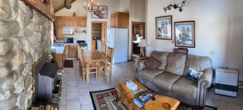 Relaxing Glamping Vacation: Fantastic Log Cabin with a Hot Tub in Darby, MT in Darby (MT)