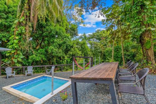 Tropical Paradise with Private Pool & Forest Views – khách sạn tại Jimenez