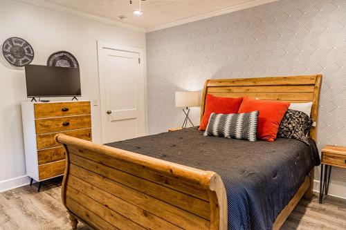 Mid-Century Modern Woodstock, GA in 伍德斯托克