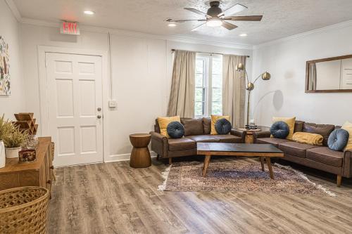 Mid-Century Modern Woodstock, GA in وودستوك