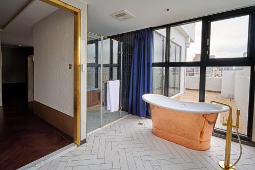 room detail thumbnail 2