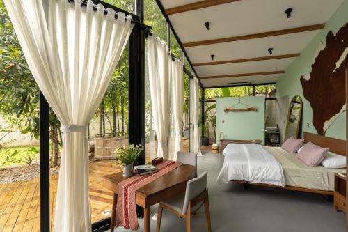 Romantic Mirror-Clad Tiny with Private Hot Tub in 崔斯佩斯