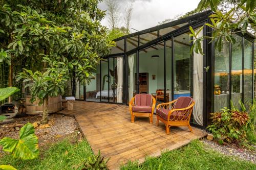 Iekārtas, Romantic Mirror-Clad Tiny with Private Hot Tub in Cuispes