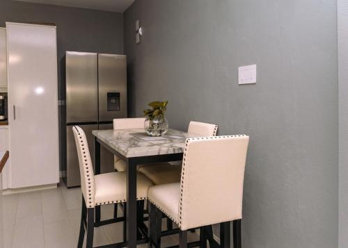 Serene Mountain View Smart Apt for Restful Stays - image 2