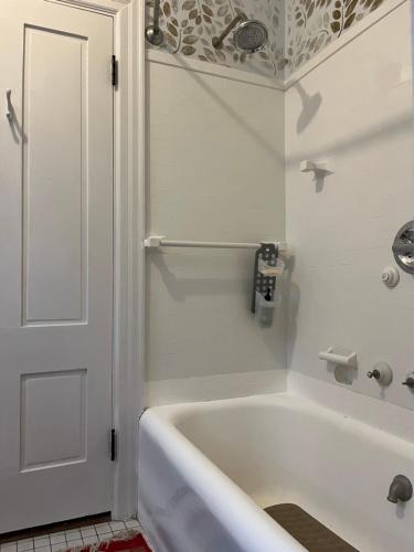 Munroe Inn Boutique Hotel in ออเบิร์น (ME)