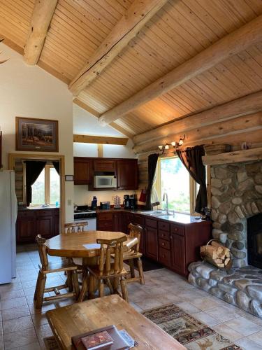 Rocky Mountains Getaway: Gorgeous Log Cabin in Darby, Montana in Darby (MT)