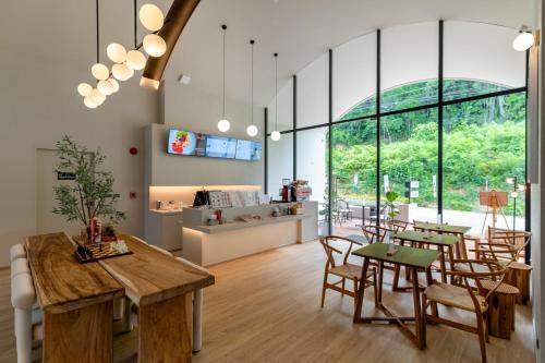 Restaurant, Hotel Tide Phuket in Koh Sirey